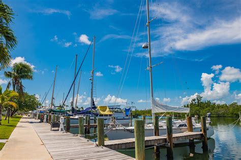 Skipjack resort and marina - Skipjack Resort Suites & Marina is situated in Marathon and features free Wi-Fi. This comfortable inn also provides an outdoor pool, and is located an easy drive from Big Pine Key and Duck Key. Guests of Skipjack Resort Suites & Marina have access to its wide variety of outdoor activities, such as canoeing, fishing and scuba diving.